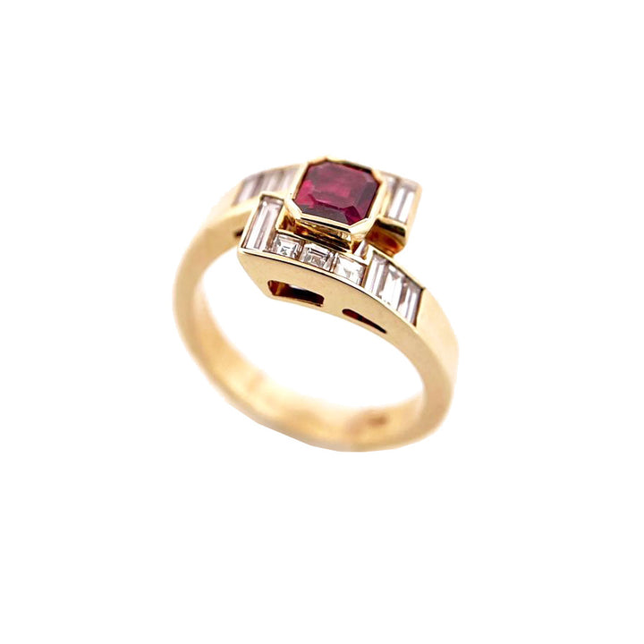 Bague Capodagli or jaune 18 carats rubis thaïlandais 1,25 ct et diamants taille baguette baguette
