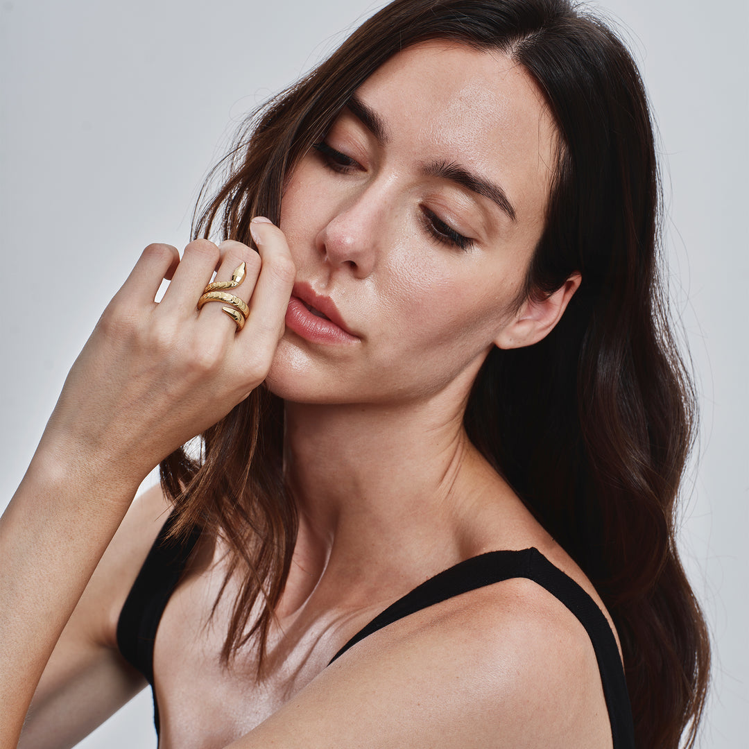 Anillo Breil Hypnotic en acero con acabado PVD en oro de 14K TJ4211