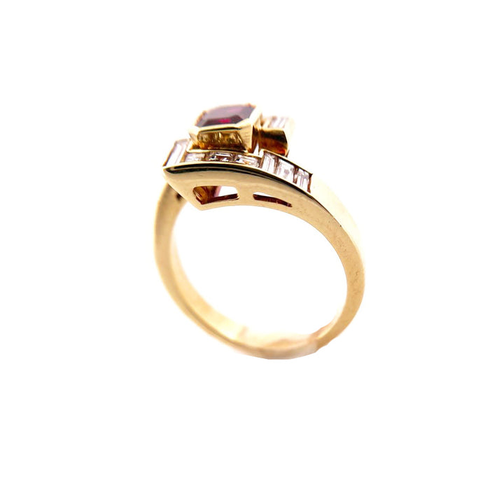 Bague Capodagli or jaune 18 carats rubis thaïlandais 1,25 ct et diamants taille baguette baguette