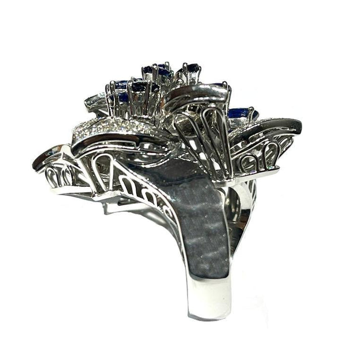 Capodagli ring Fiore 18kt vitguld diamanter och safirer 0066AG - Capodagli 1937