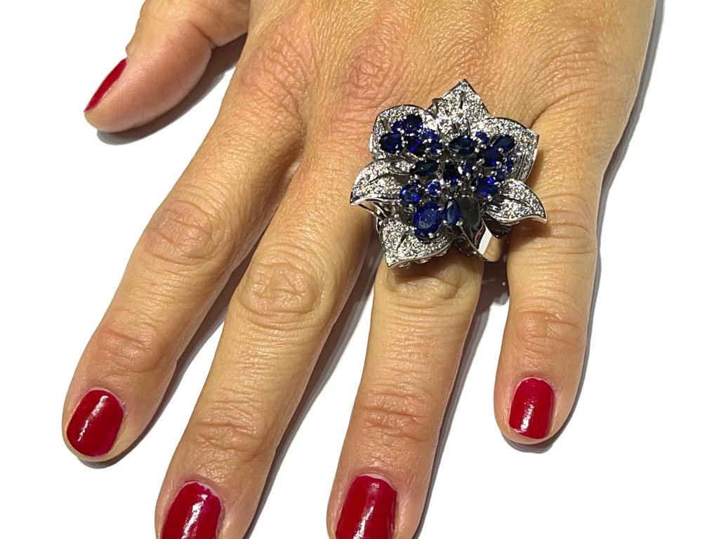 Capodagli ring Fiore 18kt vitguld diamanter och safirer 0066AG - Capodagli 1937