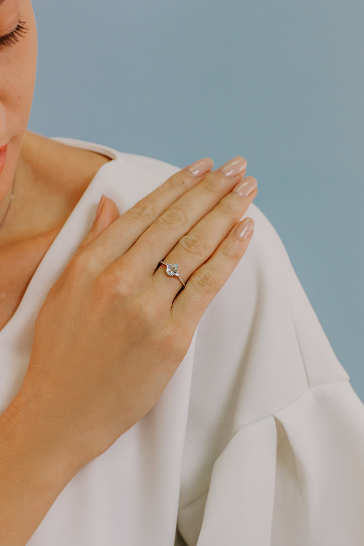 Comete guldring med diamanter og akvamarindråbe ANQ307