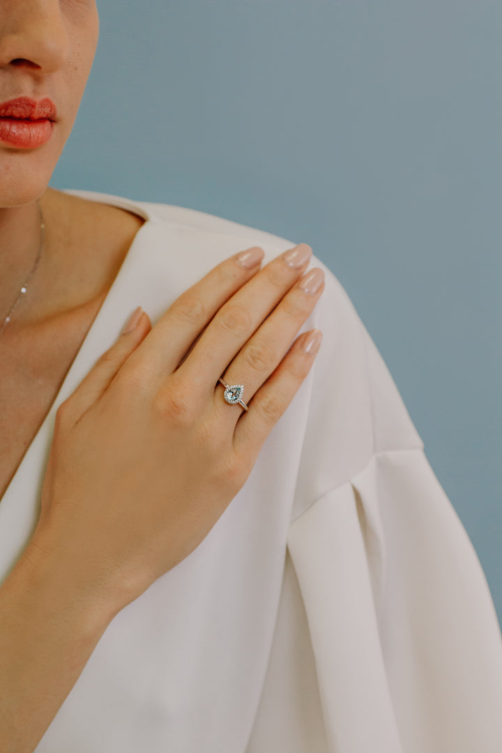 Comete guldring med diamanter og akvamarindråbe ANQ314