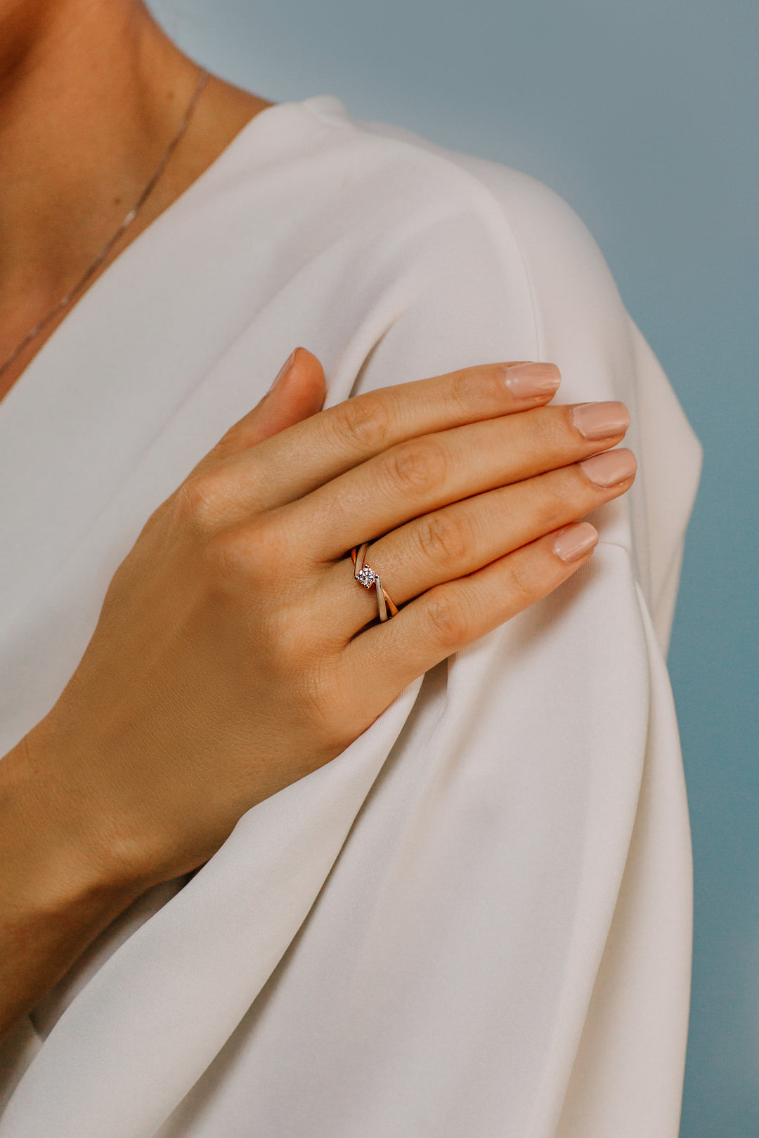 Comete Tofarvet Solitaire i guld og diamant ANB1824