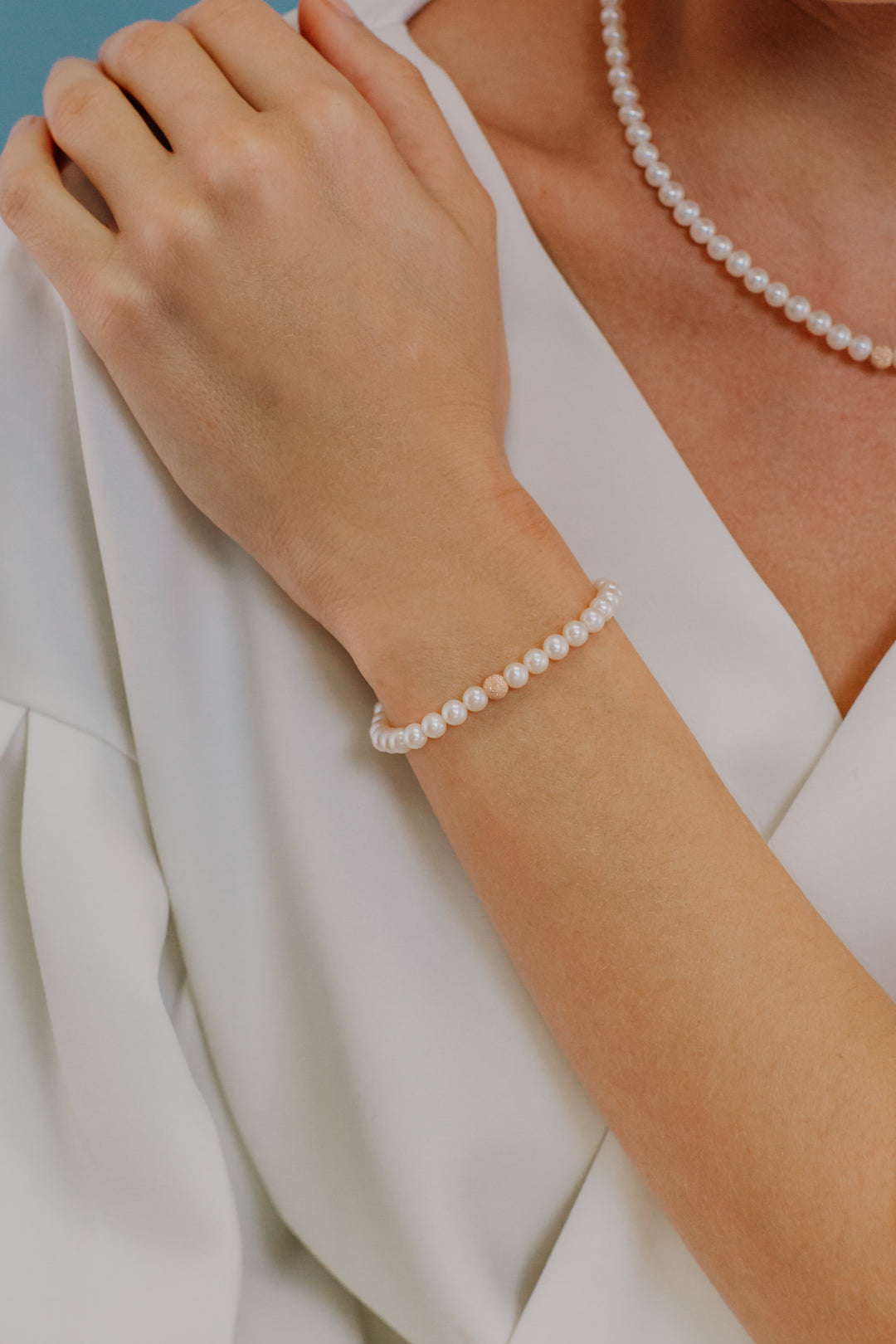 Pulseira Comete com Pérolas de Água Doce e Esfera em Ouro Rosa BRQ294