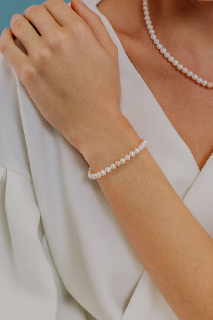 Pulseira Comete com Pérolas de Água Doce e Esfera em Ouro Rosa BRQ294