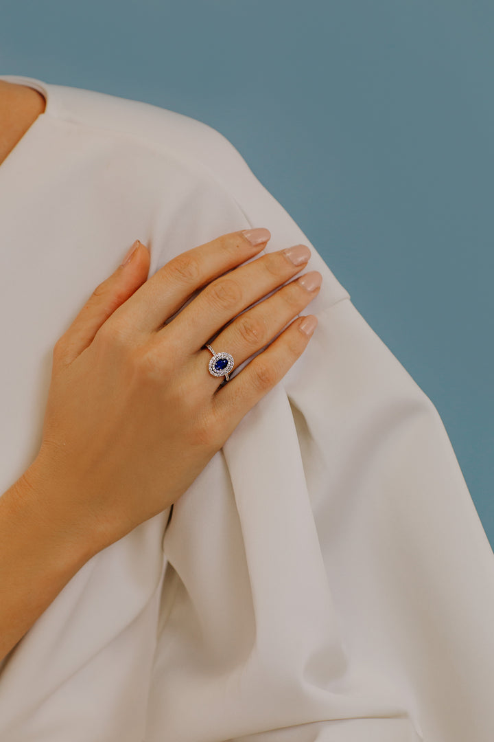 Comete Ring i guld, diamanter og oval blå safir ANB2419