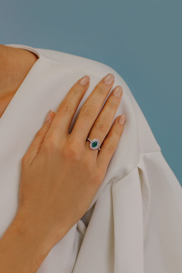 Comete Ring i guld, diamanter og oval smaragd ANB2417S3