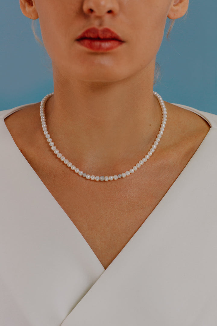 Comete Collana Filo Perle Acquadolce in Oro e sfere Diamantate FWQ193B