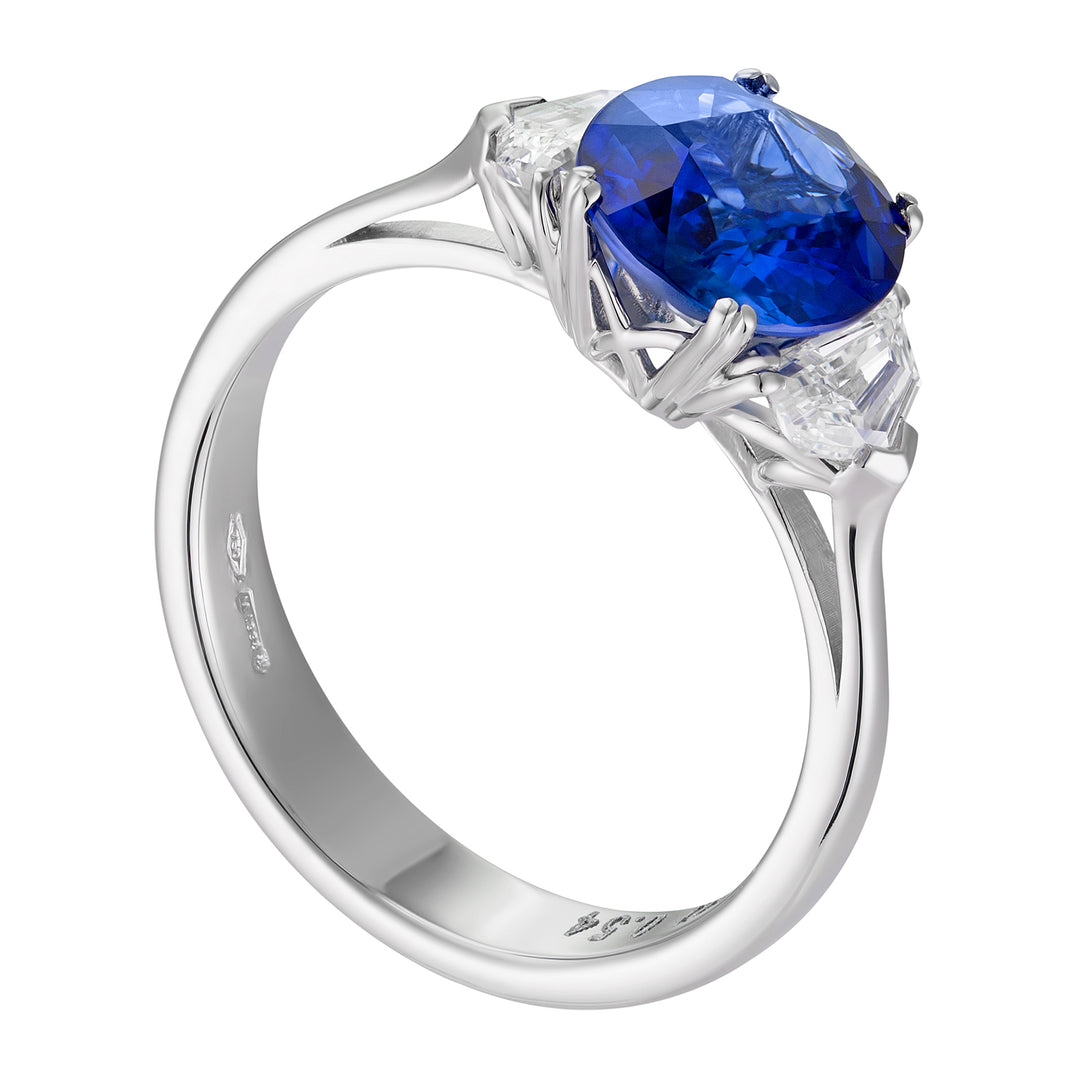 Anillo Golay con zafiro ovalado ct. 2.02 y trapezoide APU260DIZB-18144110036