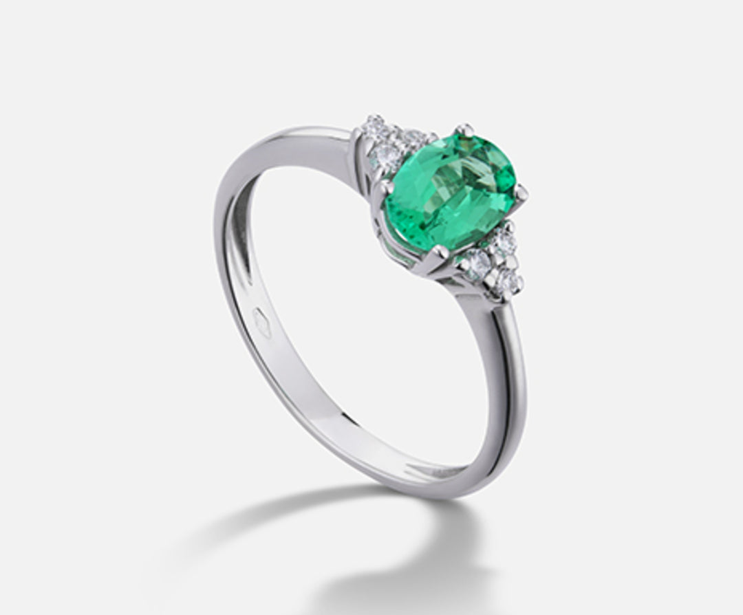 Mikiko 18k oválný smaragd 7x5 ct.0.60 dia ct.0.09 MA5112O4BE