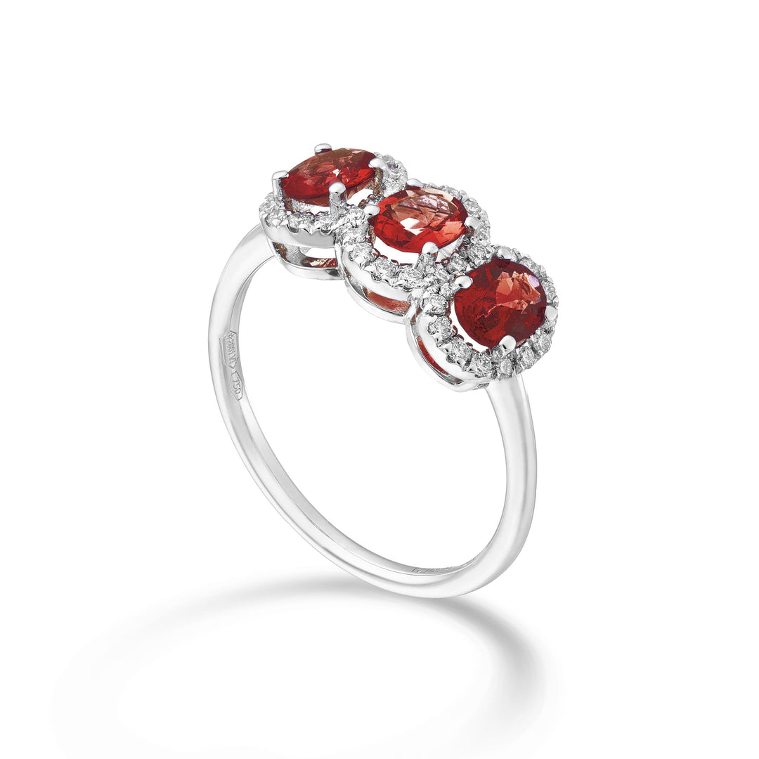 Nihama en 18k rubintrilogi nat. oval 5x4 ct. 1,20 diam. ct.0.21 NA5194O4RUN54