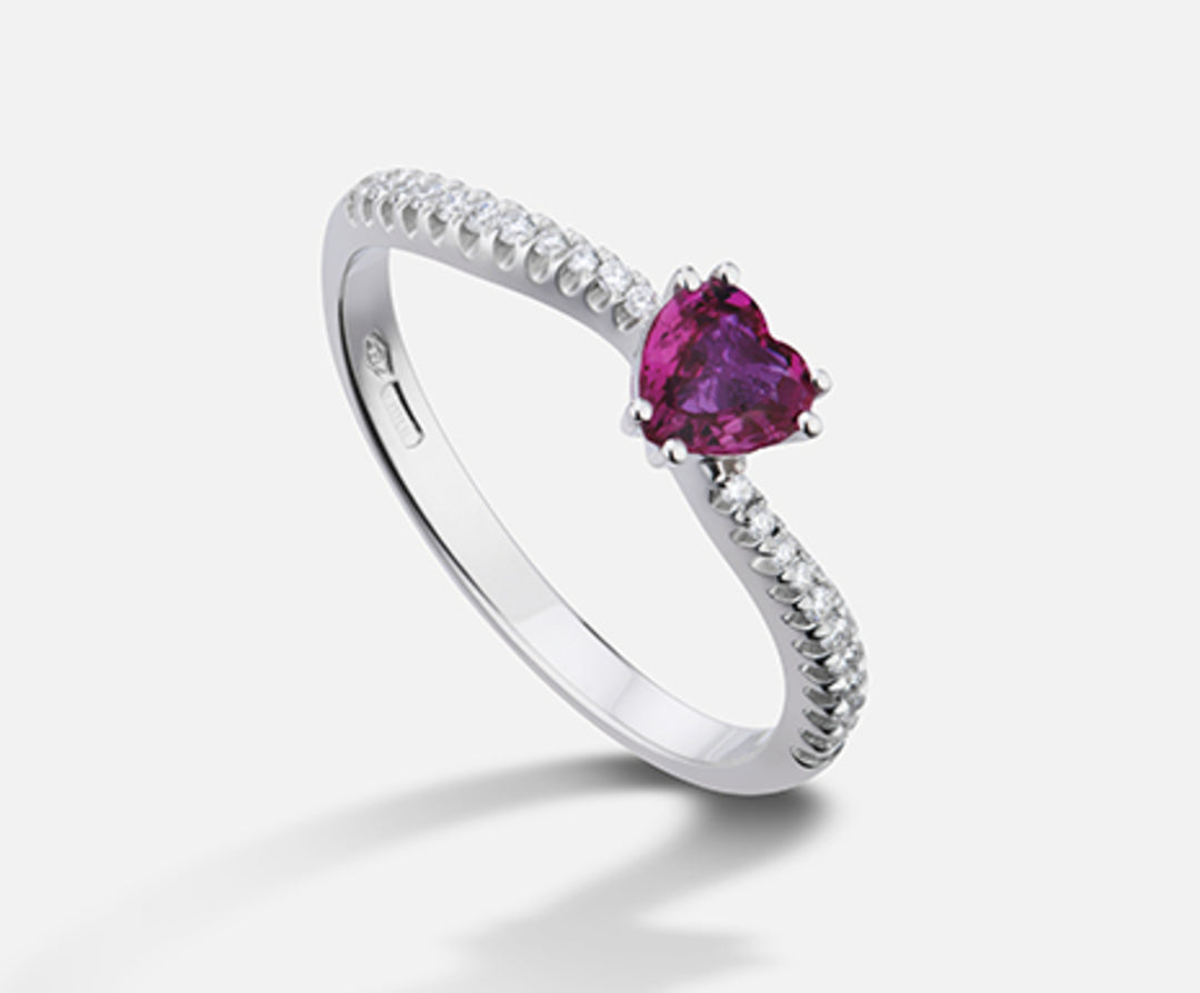 Mikiko 18k rubiini n. sydän 5x5 ct.0,39 halk. ct.0,11 MA5106O4RBN039