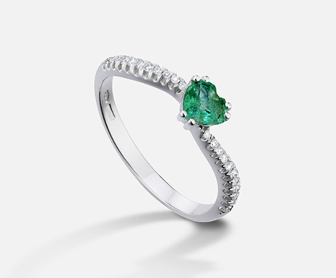 Nihama en 18k smaragd n. hjerte 5x5 ct.0,31 diam. ct.0,11 NA5106O4SMN031