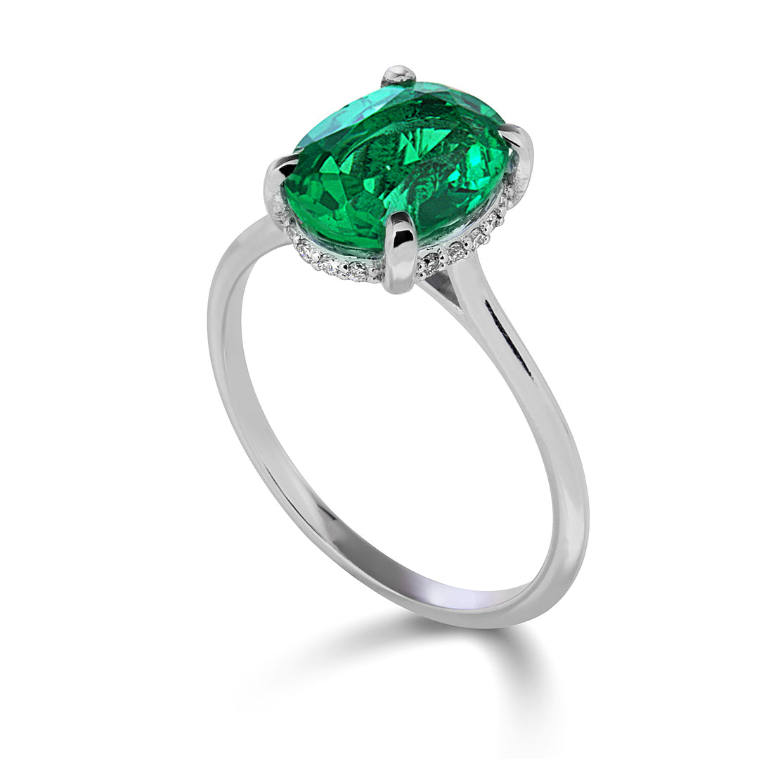 Mikiko une émeraude ovale 18 carats 10x8 sertie de diamants MA5222O4BE