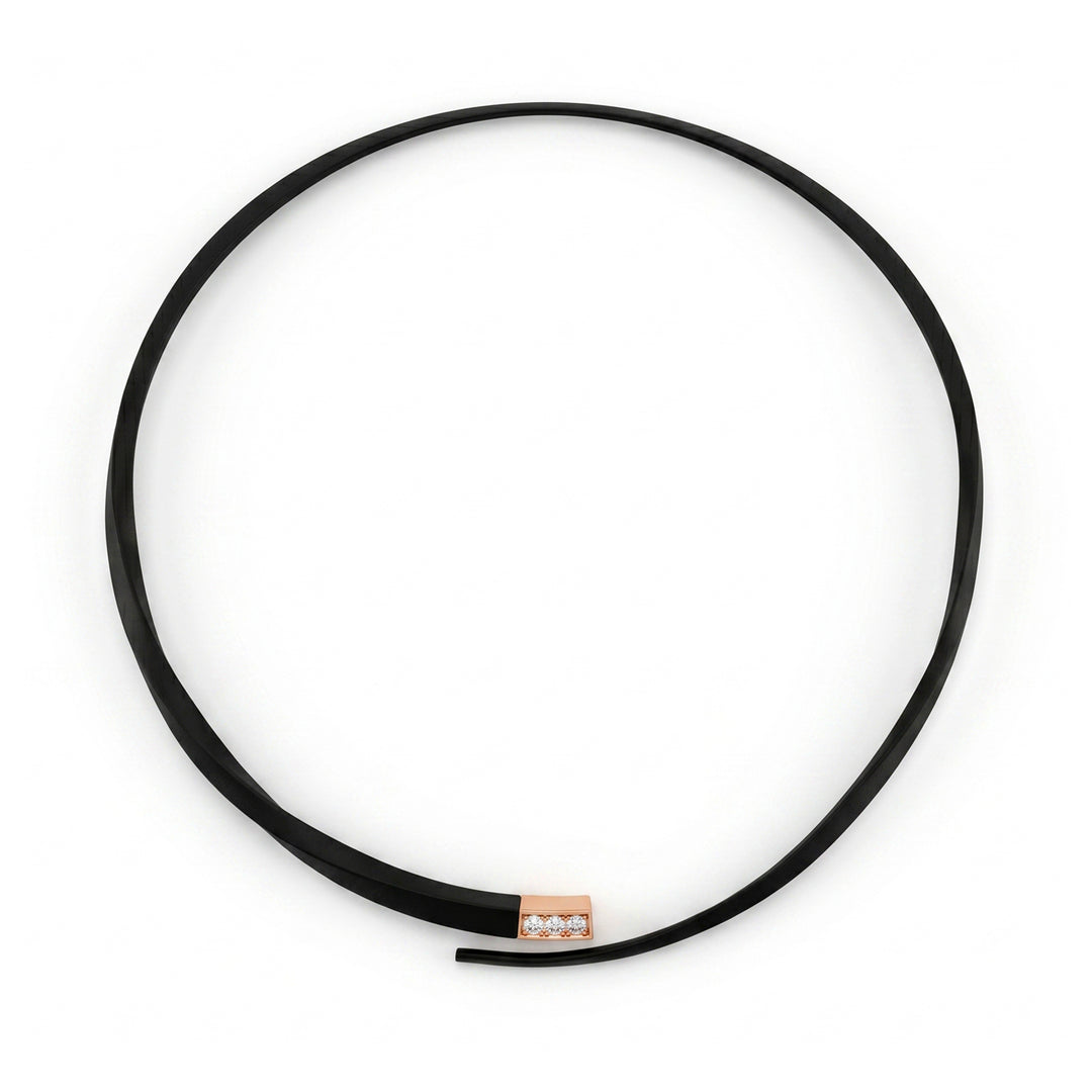 Colar Golay em titânio preto e ouro 18k com diamantes na abertura GD021O3DINE