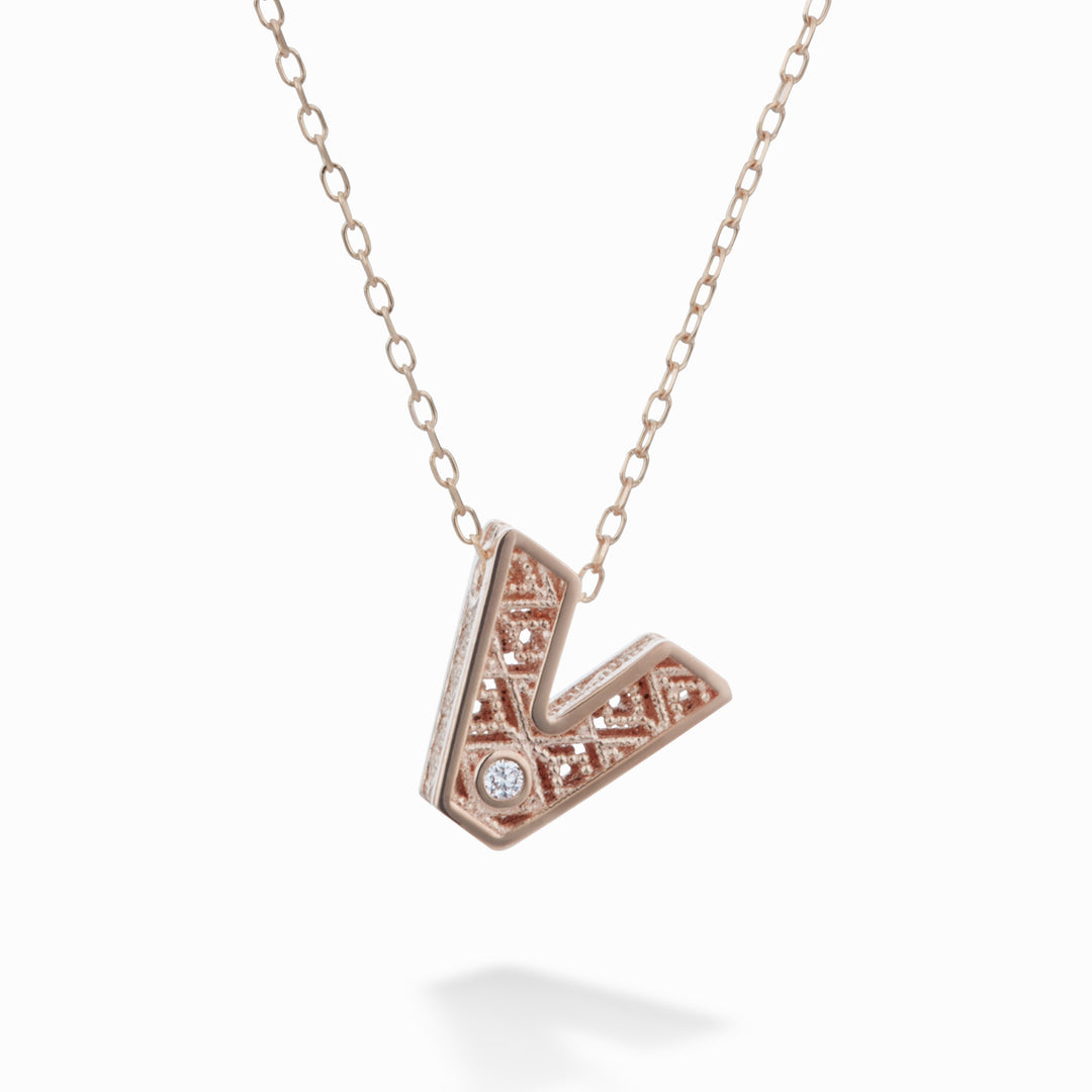 Nihama cl 18k letter v ruusukulta halk. ct.0,01 NDLETVO3