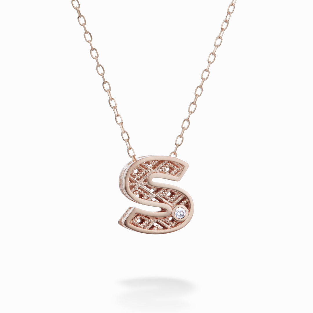 Mikiko cl 18k litera s aur roz diam. ct.0,01 MDLETSO3