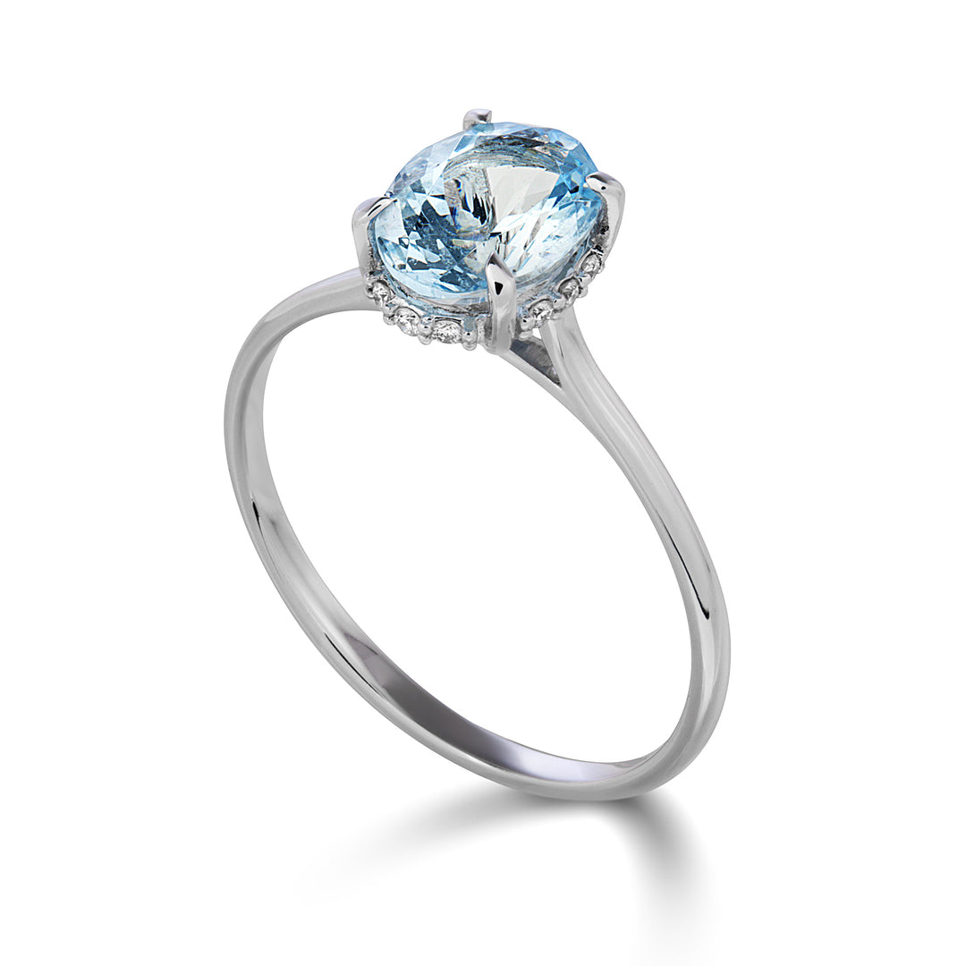 Nihama, ein 18-Karat-Aquamarin-Oval 8x6, besetzt mit Diamanten NA5220O4AM