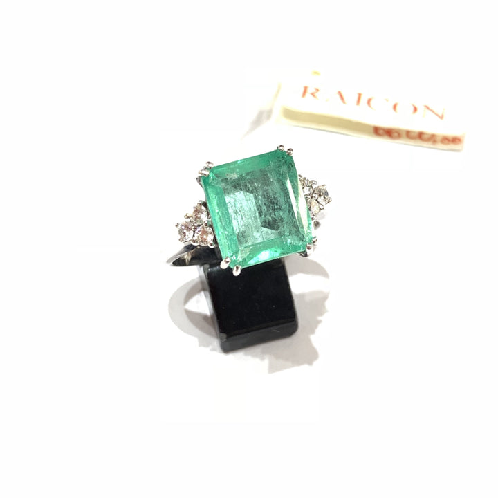 RAICON-RING Smaragd aus Weißgold mit 5,22 Karat und Diamanten mit 0,30 Karat – Capodagli-Schmuck