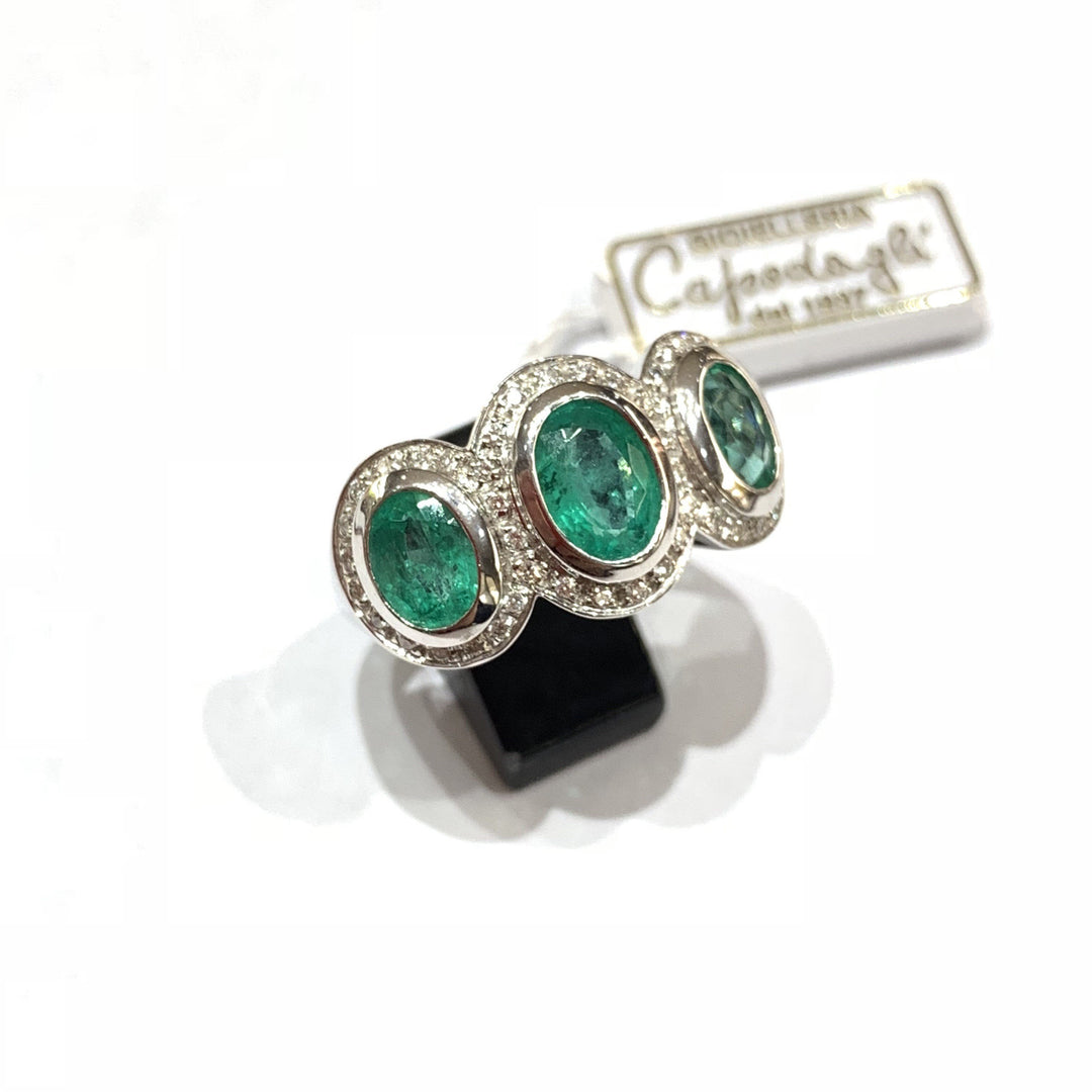 PIERŚCIONEK Z BIAŁEGO ZŁOTA TRYLOGIA SIDALO ZE SZMARAGIDEM I DIAMENTAMI - Biżuteria Capodagli